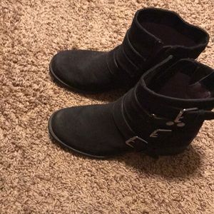 Black suede White Mountain boots